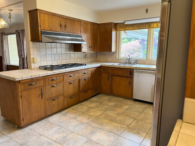 Building Photo - Timeless Character Meets Spacious Living i...