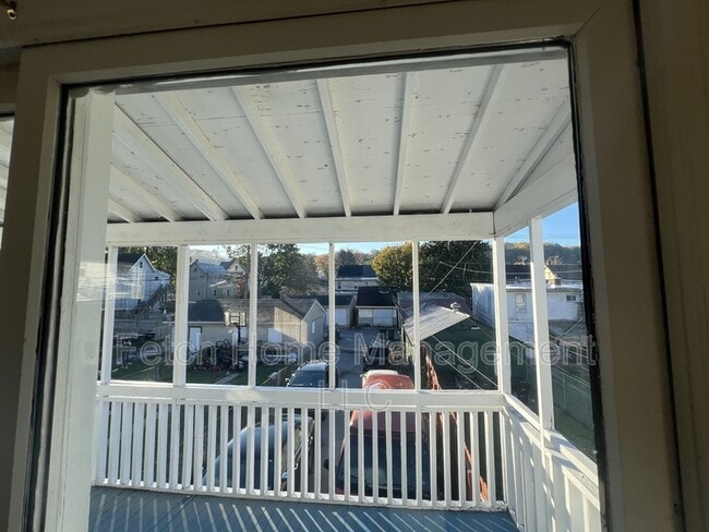 Building Photo - 636 Lincoln Hwy E