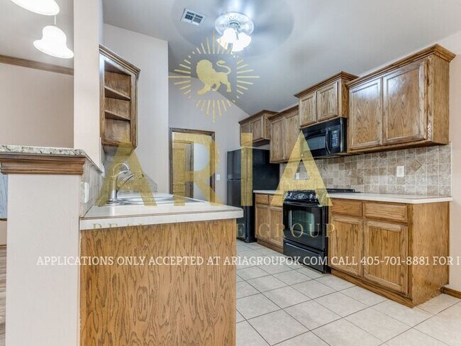 Building Photo - BEAUTIFUL 3 BED/2 BATH HOME IN ROYAL OAKS!...