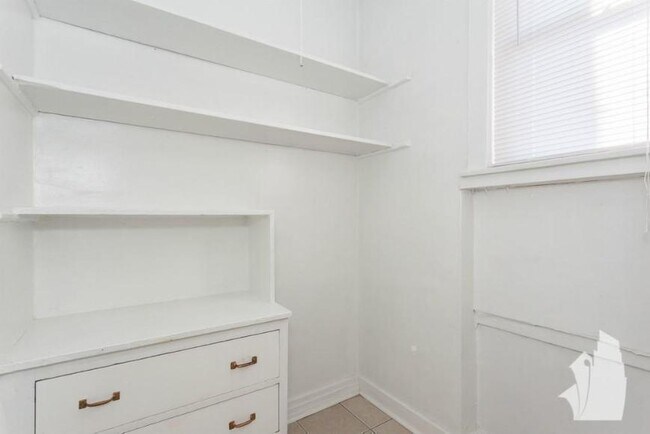 Building Photo - 2 bedroom in Chicago IL 60657