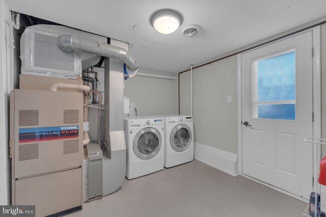 Building Photo - 91 2nd St