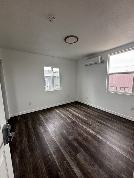 Building Photo - 1674 W 36th Pl