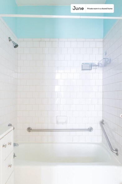 Building Photo - Private bedroom in 2 bed/1 bath Home
