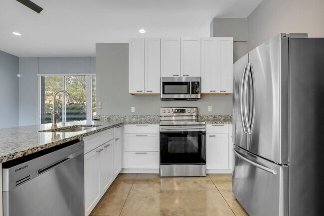 Building Photo - Modern Loft Near HCA & TMH With Lake Frontage