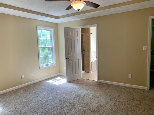 Building Photo - Lovely Tri-level Fayetteville Home