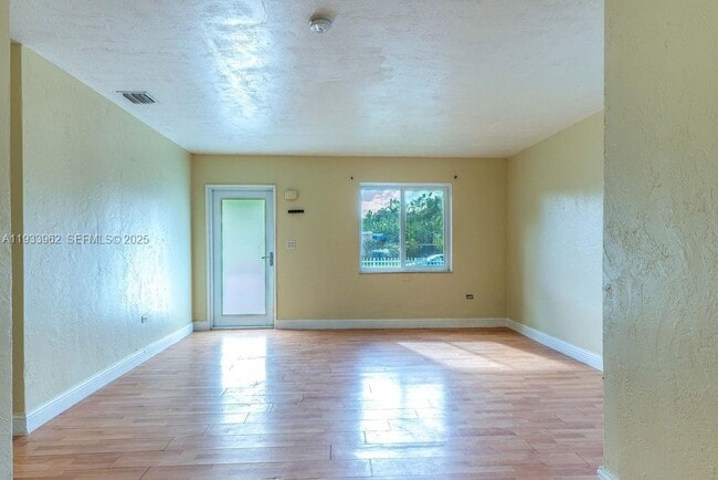 Building Photo - 1265 NE 142nd St