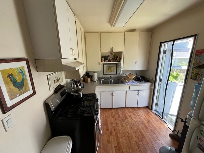 Building Photo - 2 bedroom- Located only 6 blocks to the be...
