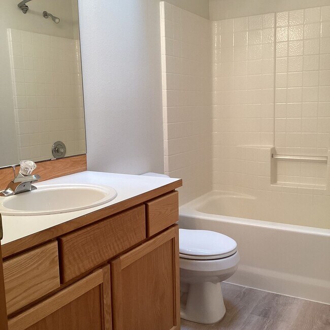 Building Photo - Bright & Spacious Everett Condo – 3 Bed, 2...