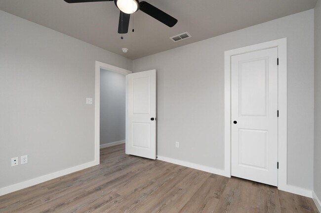 Building Photo - Move-In Ready Gem with No Application Fee!