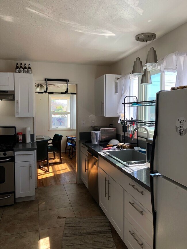 Building Photo - 7 bedrooms $1000 each w/ SPA