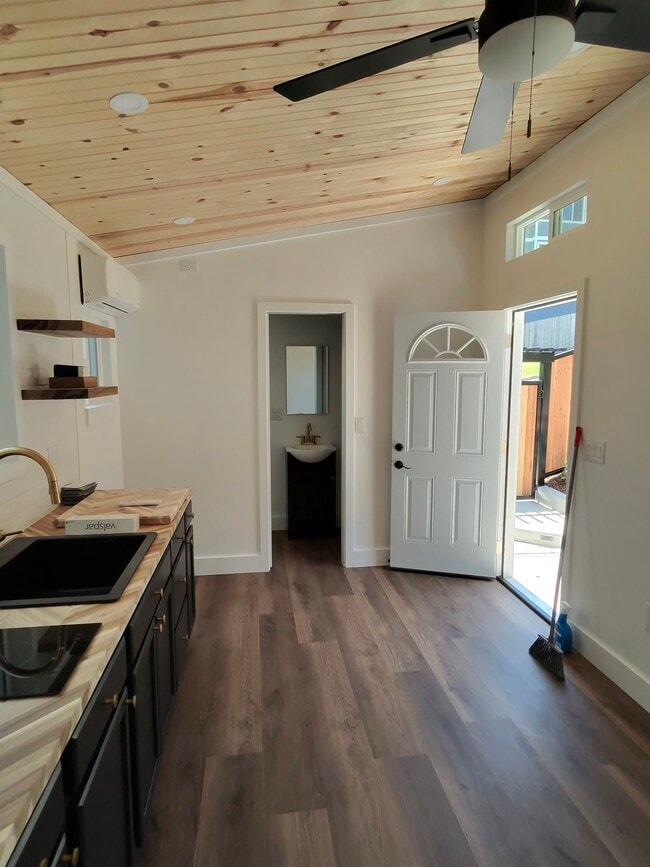 Building Photo - 400 Sixth St