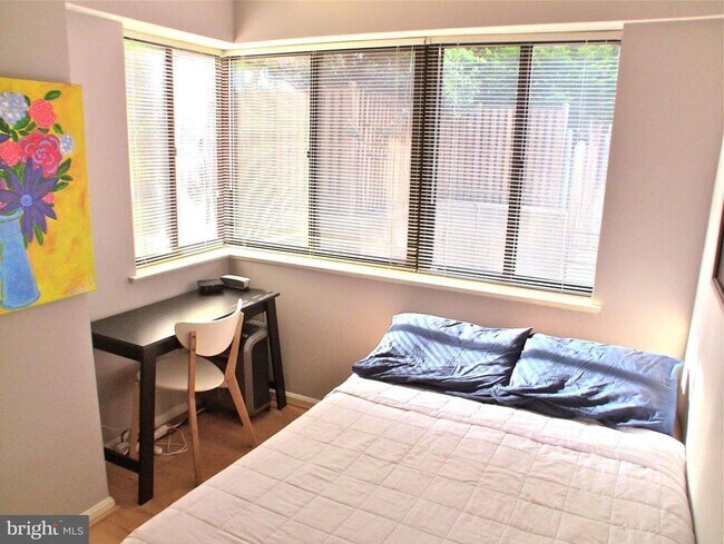 Building Photo - Available Now! Logan Circle! High End, 2 B...
