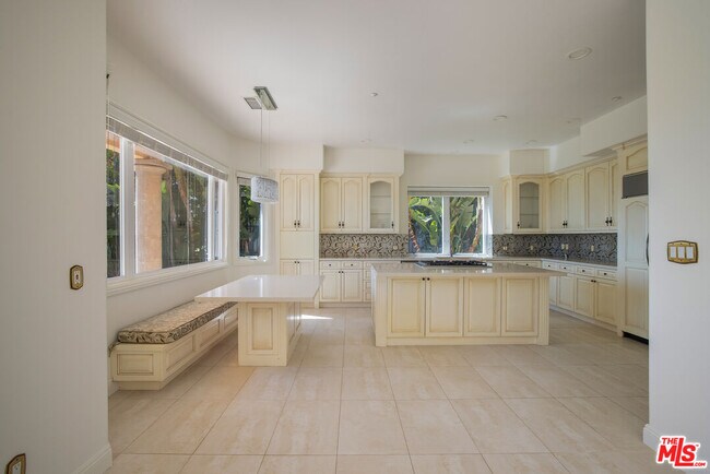 Building Photo - 16800 Calle Montecito