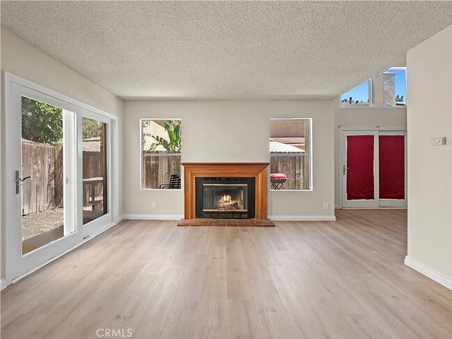 Building Photo - Luxurious 2-Bedroom Townhome with Loft in ...