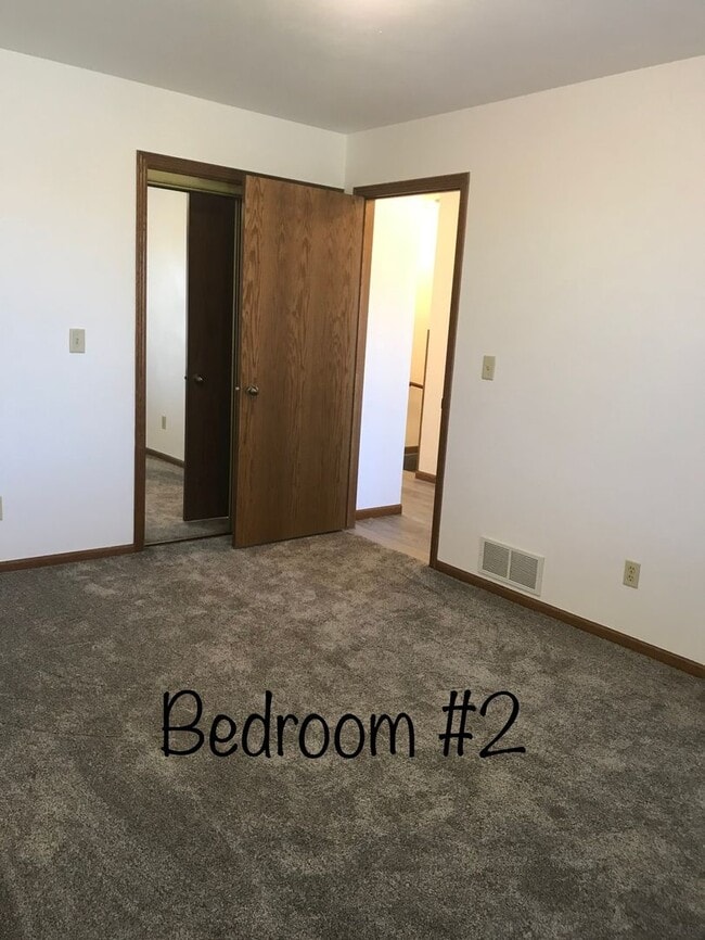 Building Photo - 3 Bedroom 2 Bathroom Townhouse in Neenah