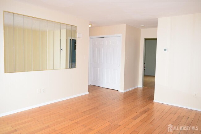 Building Photo - 31 Larch St
