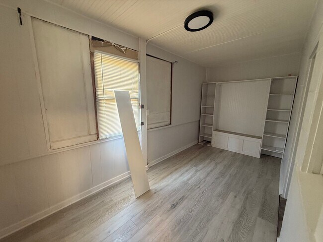 Building Photo - Available Now - Single Family House 5 Bedroom 2 Bath located in Roseland Area
