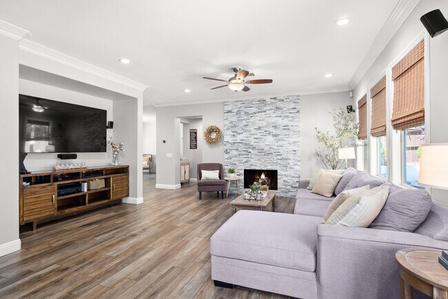 Building Photo - Gorgeous Eastlake Townhome!