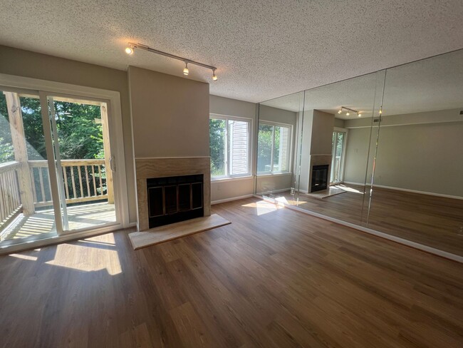 Building Photo - SHADOWLAWN/California Condo