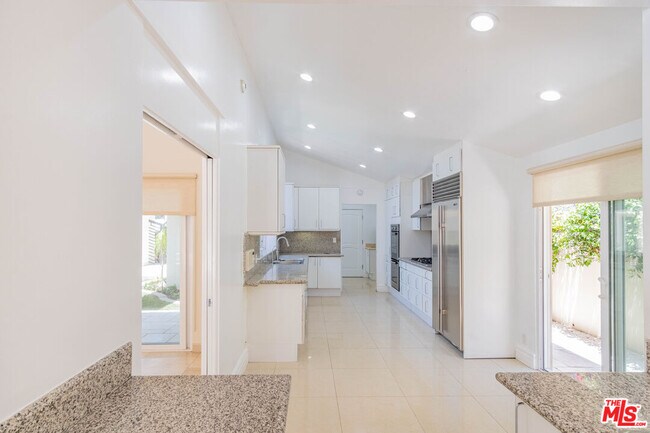 Building Photo - 480 N Robinwood Dr