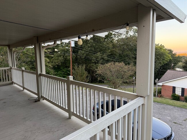 Building Photo - 212 White Oak St