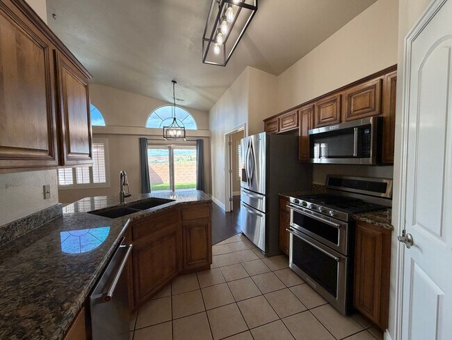 Building Photo - 923 Rolling Hills Rd