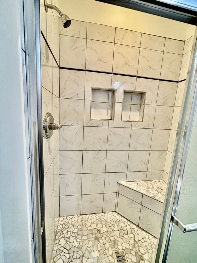 Building Photo - 1 Bedroom Condo Downtown!