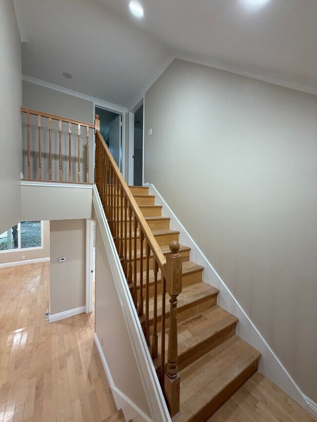 Building Photo - Large pool home with lots of space and gue...