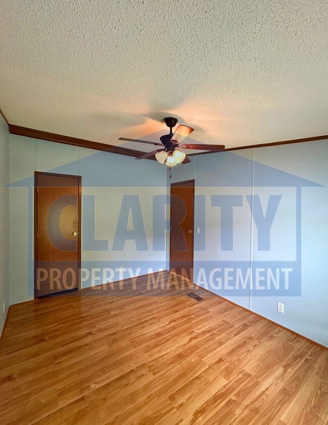 Building Photo - Three bedroom home w/ screened in porch!