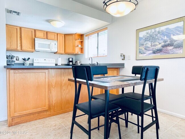 Building Photo - 5051 N Sabino Canyon Rd