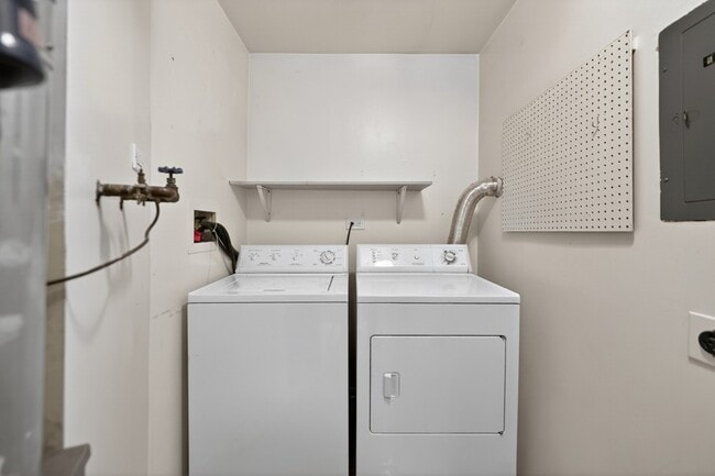 Building Photo - 1700 Lakecliffe Dr