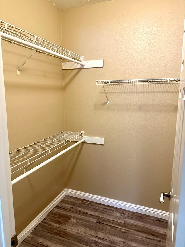 Building Photo - Stunning and spacious Portofino condo at Lakewood.