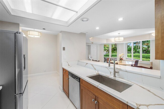 Building Photo - 100 SE 5th Ave