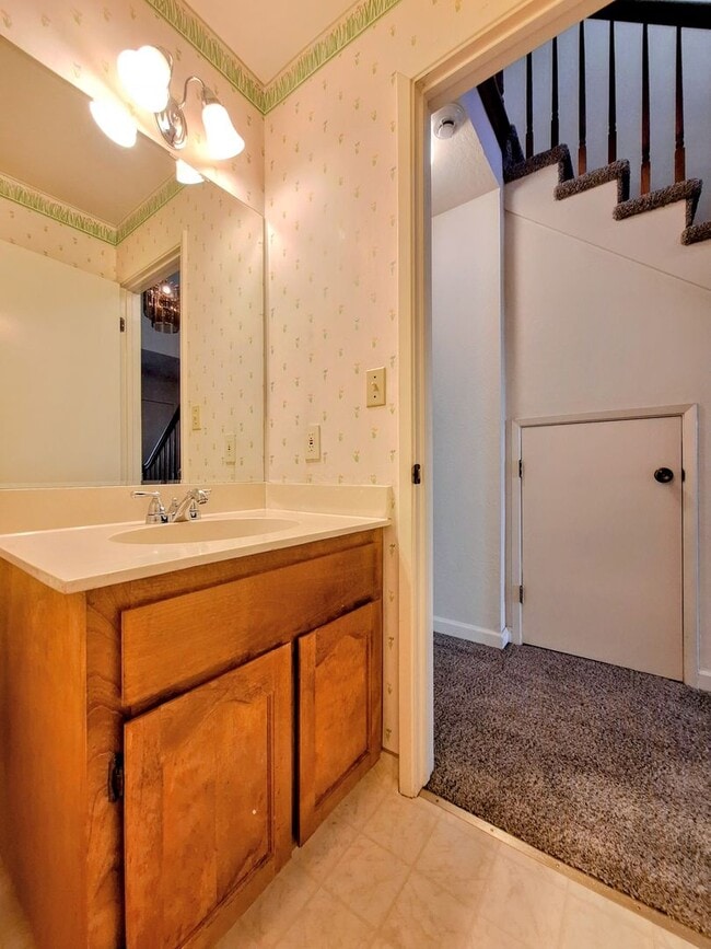 Building Photo - Beautiful Townhouse w/Laundry, Yard, Accepting Cats!