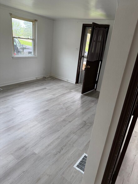 Building Photo - 1347 High Rd