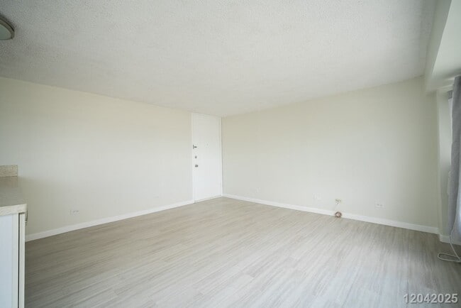 Building Photo - Urban Comfort & Convenience – High-Floor 1 Bed, 1 Bath with Scenic Views