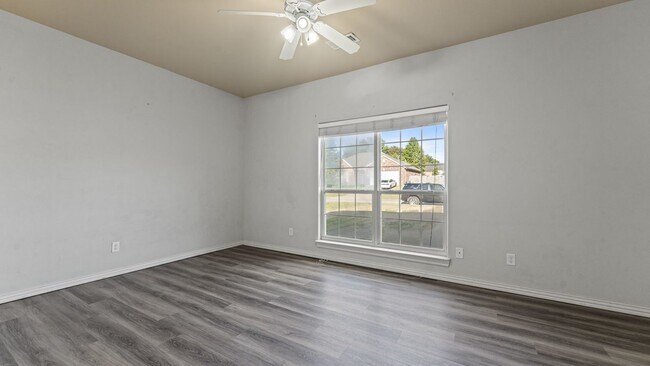 Building Photo - "Beautiful 3-Bedroom Haven with Fireplace ...