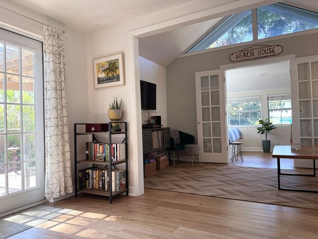 Building Photo - 2 Bedroom 2 Bath Annual Furnished Cottage ...