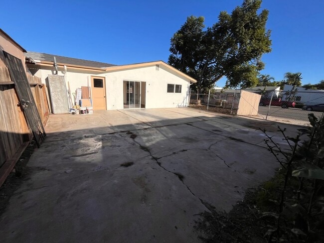 Building Photo - Fully Renovated Home with Large Extra Livingroom and Large Backyard