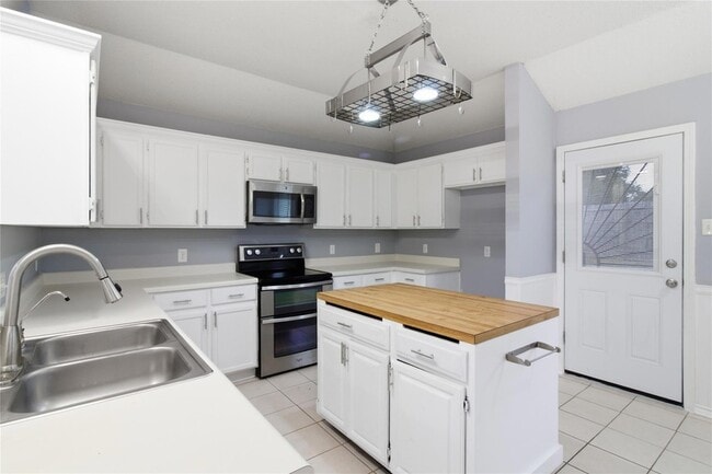 Building Photo - 120 Mule Deer Ct