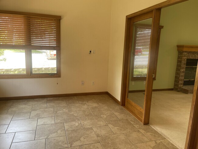 Building Photo - 1107 Hawkeye St