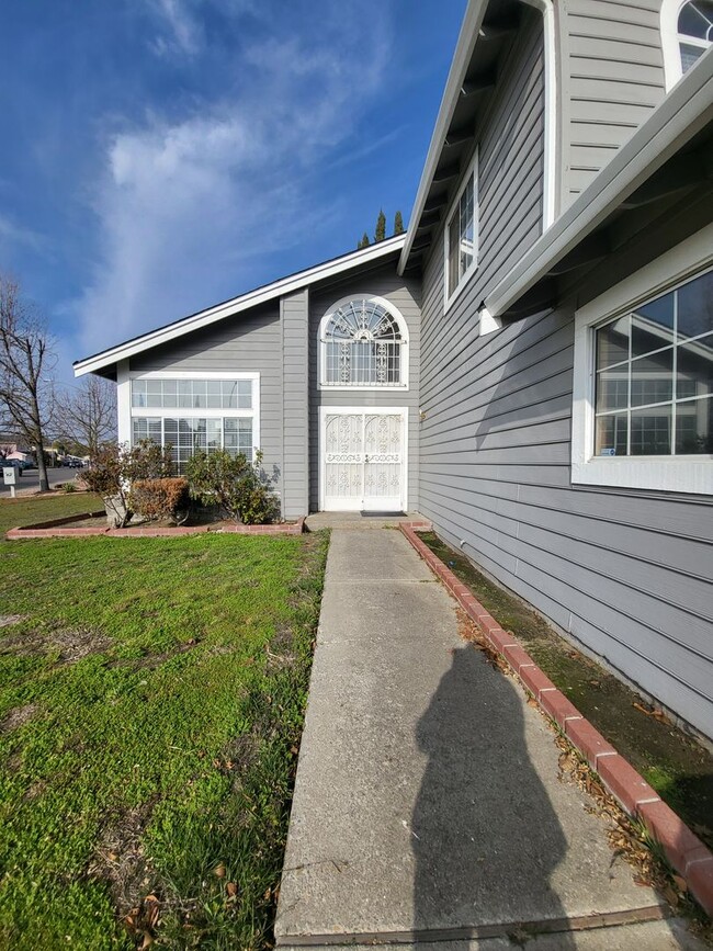 Building Photo - Beautiful home well maintained 4 Bedroom 3...