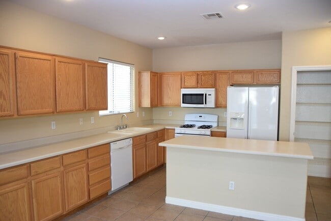 Building Photo - BEAUTIFUL 4 BEDROOM, 2.5 BATH SINGLE-FAMIL...