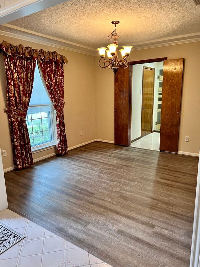 Building Photo - 1707 Mayflower Dr