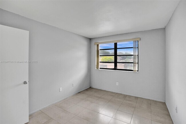Building Photo - 20607 NE 7th Ct