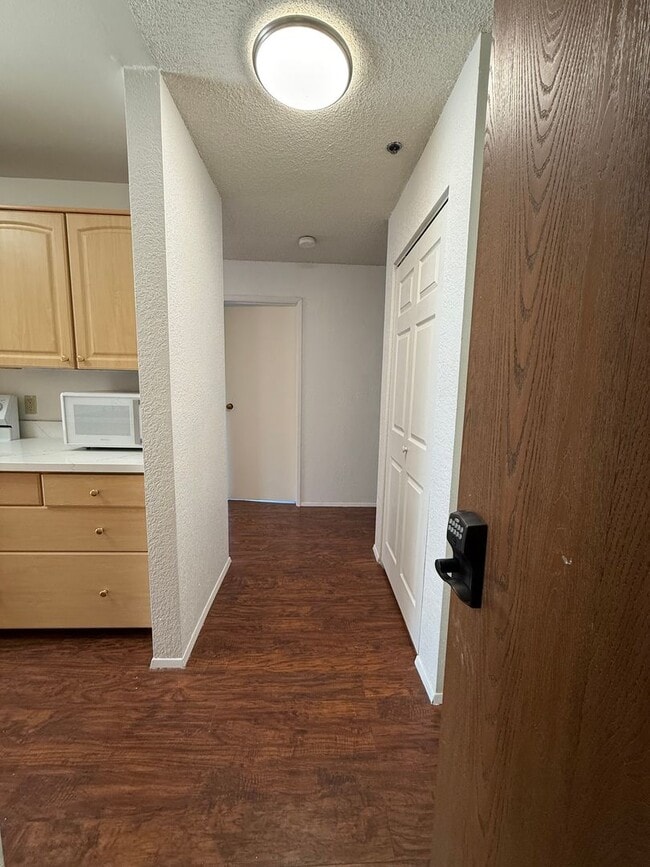 Building Photo - Well Maintained 2BD/2BTH Lynnwood Condo for Lease in Gated Community!