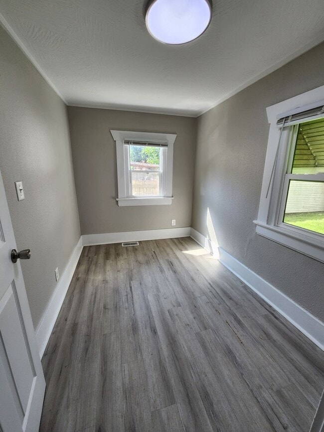 Building Photo - Spacious 3-Bedroom, 1-Bathroom Home AVAILA...