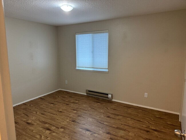 Building Photo - Spacious 2br/1.5ba 2-level Apt with washer/dryer included