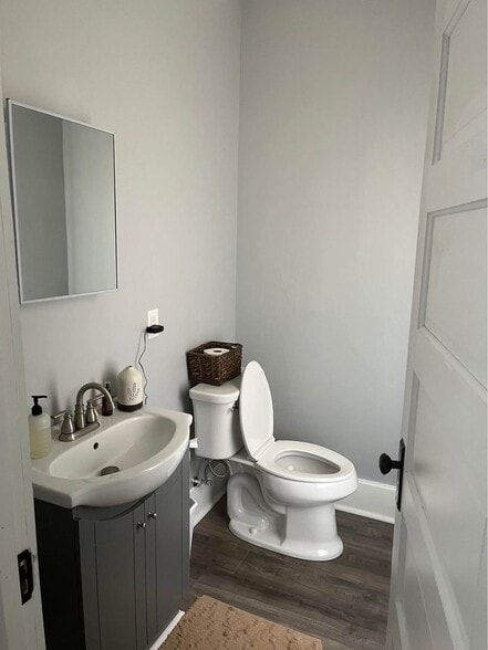 Building Photo - 806 W Broadway St