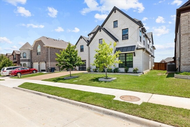 Building Photo - 721 Yarrow St